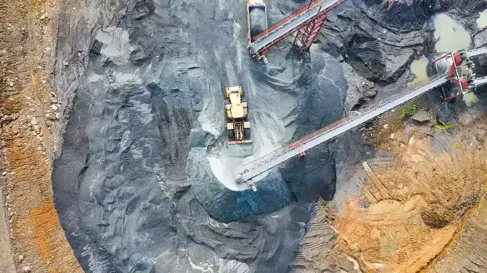 Top-down vy på gruvdrift med en traktor